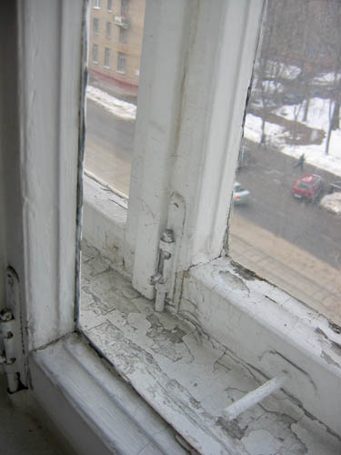 Отслаивающаяся краска на старом окне